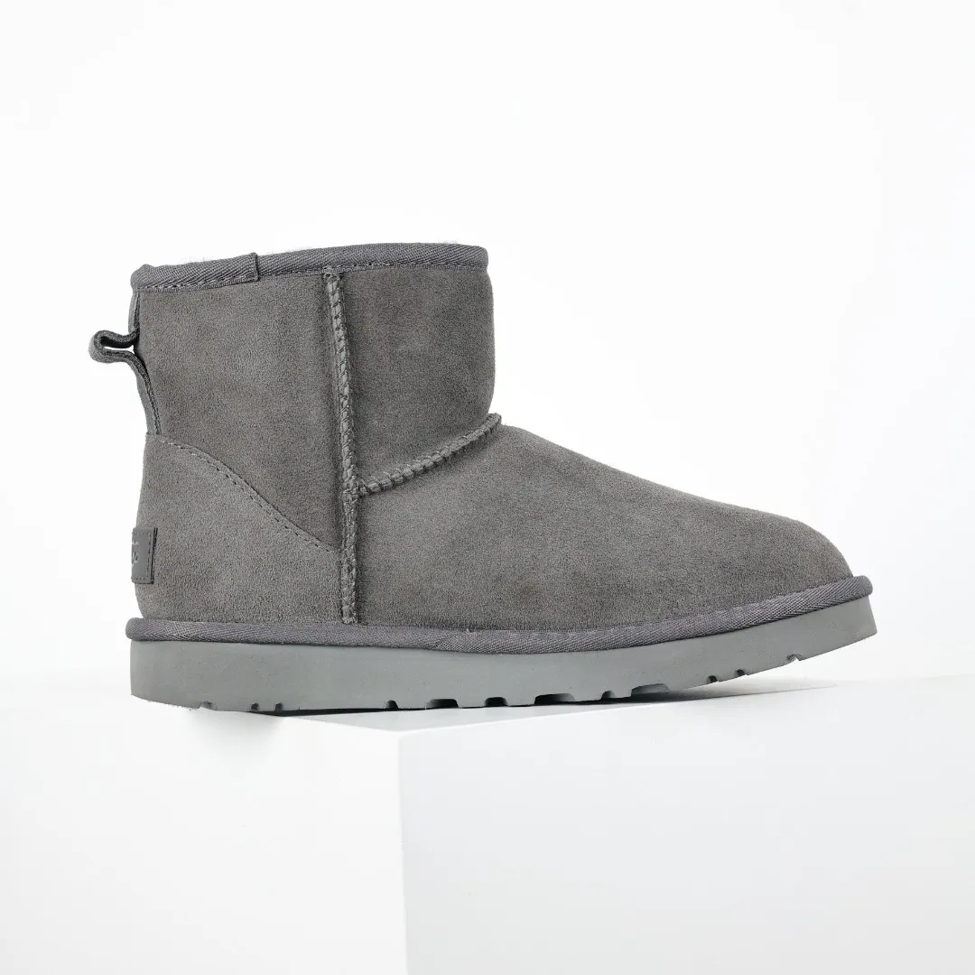 Pick up locally 💰520, core recommendation, good price, UGG Classic Mini mid-tube series, Xiaohongshu hot model, Henan Longfeng leather production, sheepskin and wool integration, top quality in the market, 2-3 cm cashmere insole, keeping warm in winter, suitable for home use. In the new year, uug launched a style series, which is partially biased towards the preferences of young consumers, and has also been at the forefront of fashion trends. Shoe body material, water-repellent coated suede upper 17mm UGGPURE™ implanted wool insole Lightweight non-slip comfortable rubber outsole With brand LOGO Trademark Comes with full packaging Size: 35 36 37 38 39 40